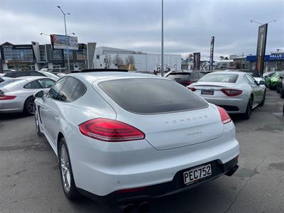 2016 Porsche Panamera - Thumbnail